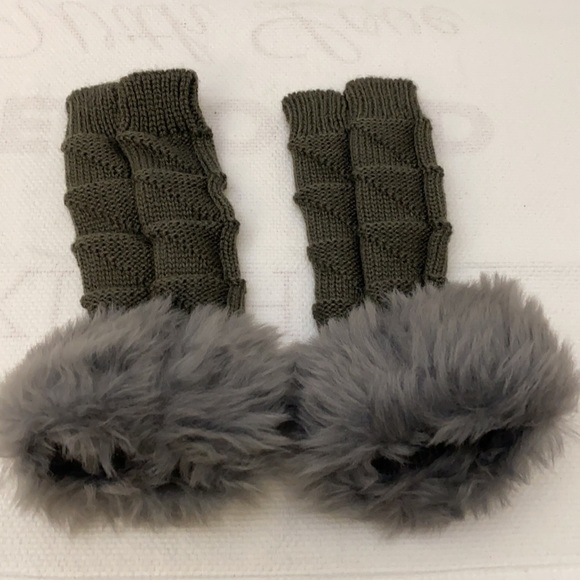 Grey Knit W/ Fur Fingerless Gloves NEW - Picture 3 of 4